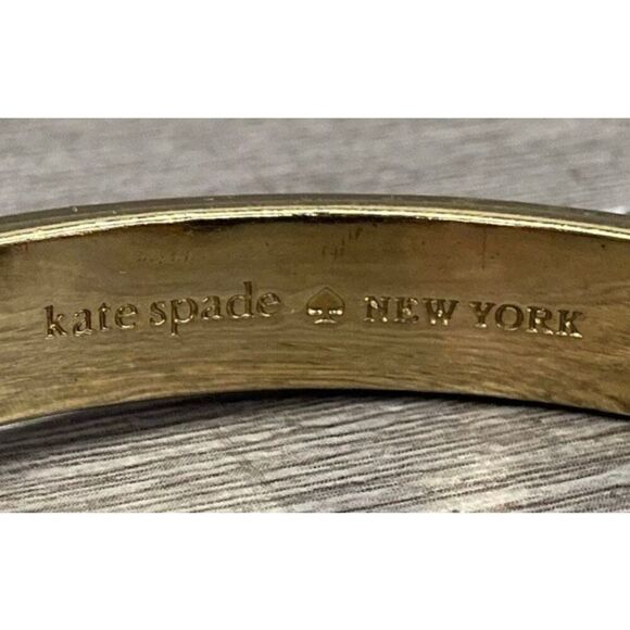 EUC Kate Spade Cream Enamel Spade Punch Hinged Bangle Bracelet Gold-Tone size 7 - Picture 4 of 6